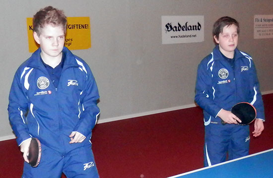 POENGKONGENE: Daniel F. Grefsrud (+22) og Jonas Jensen (+27) i oppvarming før turneringsstart.