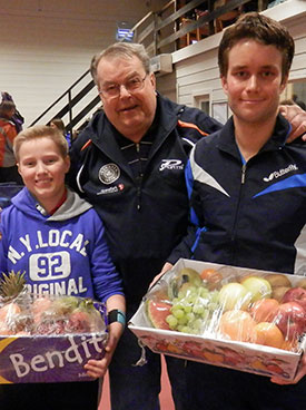 FAIR PLAYERS: Vebjørn Thorrud (t.v.) og Magnus Vikstrøm flankerer Bert Erixon med hver sin fruktkurv.