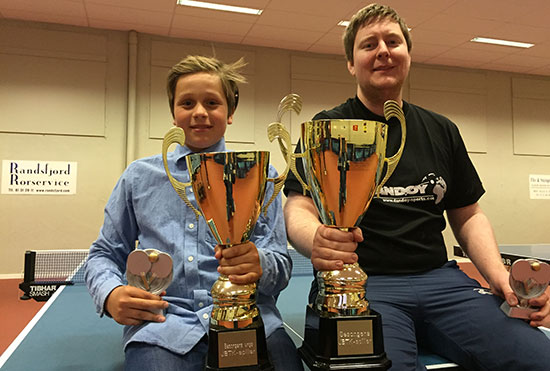 SESONGENS SPILLERE: Jonas Jensen og Lars Torp med hver sin kjempepokal!