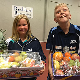 FAIR-PLAYERS: Susanne Fredriksen og Eivind Nygård vant hver sin fruktkurv.