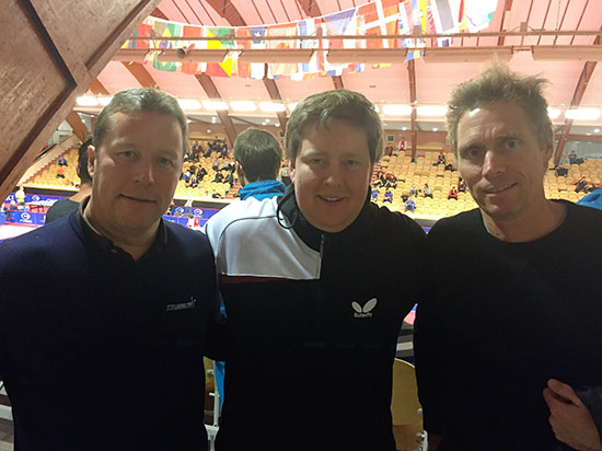 SUPERTRIO: JBTKs ivrigste spiller Lars Torp flankert av legendene Jan-Ove Waldner (t.v.) og Jörgen Persson.