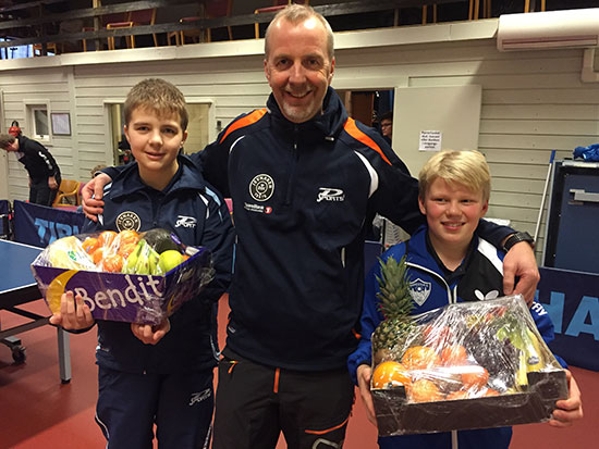 FAIR PLAY: Assisterende turneringsleder Lasse Andersen med _Fair Play-vinnerne Adniel Andersen (t.v.) og Aksel B. Sandin (t.h.).