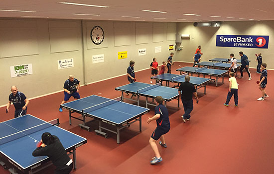 TRENING: Jevnaker Bordtennishall er åpen for alle som vil spille bordtennis fredag 26. februar!