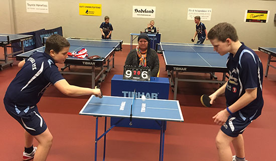 ACTION: Jonas Jensen og Daniel F. Grefsrud i aksjon i minibord med Pia-Helen Fagerrslett som dommer.