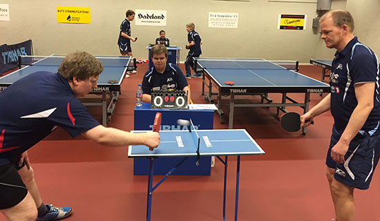 ACTION: Lars Torp i aksjon mot Olof Götestam på minibord, med Thomas Moen som dommer.