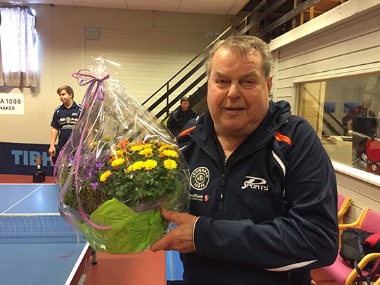 HONNØR: JBTK-nestor Bert Erixon sto på også gjennom lørdagen og fikk honnør i form av blomsterbuketten fra Jevnaker kommune. (Foto: Thomas Møller)