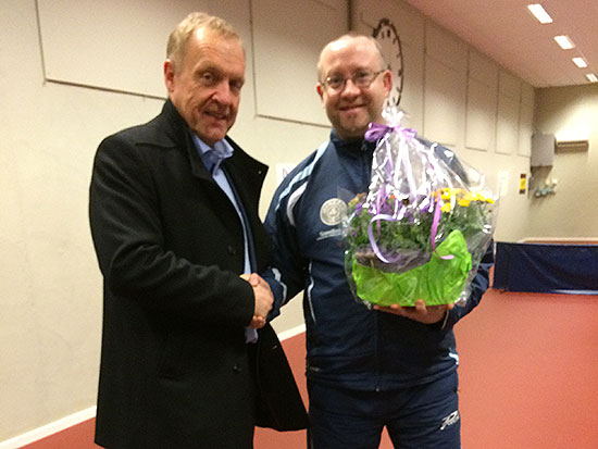 GAVE: Ordfører Lars Magnussen overrekker blomster og pengegave til JBTK-formann Thomas Møller. (Foto: Pia-Helen Fagerslett)