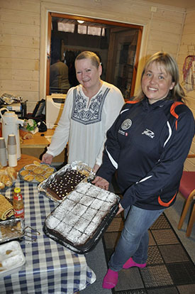 KIOSKDAMENE: Pia-Helen Fagerslett og Lene Jensen sto på i JBTK-kiosken! (Foto: Avisen Hadeland)