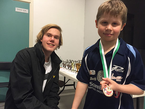 MEDALJEVINNER: Martin Jensen mottar medalje for innsatsen i nybegynnerklassen fra arrangørklubbens Jakob Løvstad.