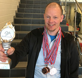 BRONSEGUTT: Olof med pokal og medaljer for JBTK-lagets 3. plass i lagkonkurransen. Det ble nesten ny medalje i dag.