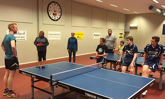 LÆRERIKT: Benjamin er en flink trener med solid sportslig bakgrunn. Her fra forrige sommersamling i Jevnaker Bordtennishall.