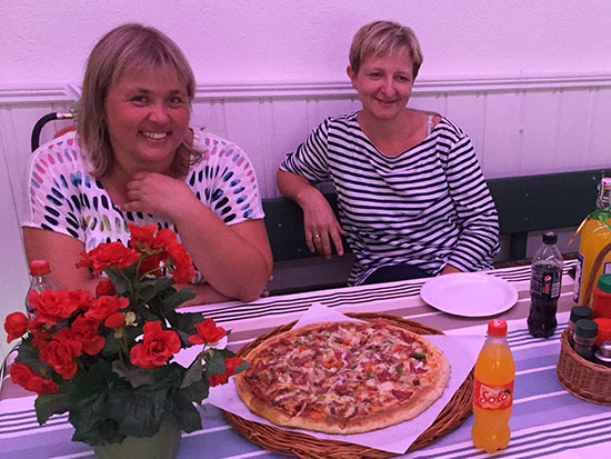 DAMENE: Lene Jensen og May Wilkens har fått den første pizzaen på sitt bord. Sølvvinner Lene delte ut gullmedaljen og premiene til May og de andre klassevinnerne.