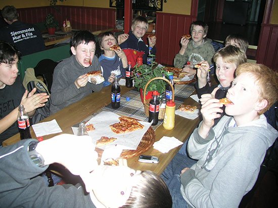 PIZZAFEST: Topp stemning da pizzaen ble fortært for 12 år siden!