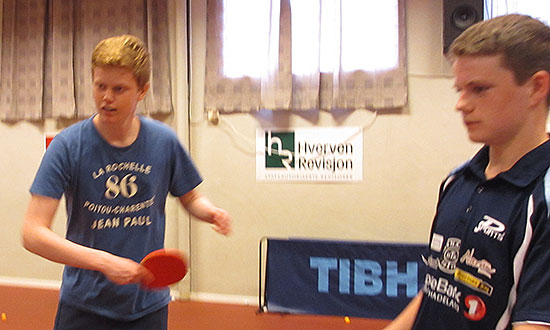 BACKHAND: Alexander demonstrerer. Daniel F. Grefsrud følger med.