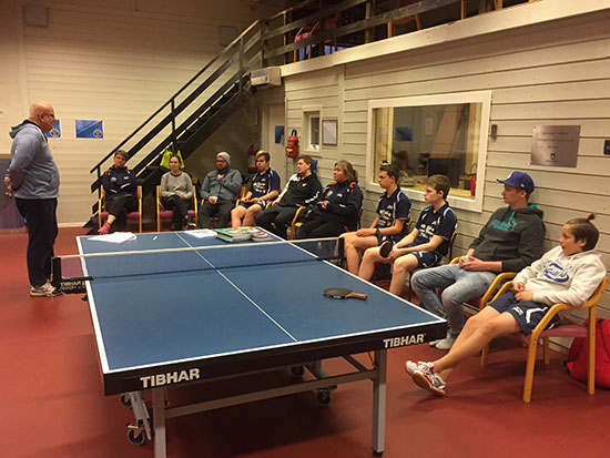 INNLEDNING: Kursleder Bengt Paulsen fra Norges Bordtennisforbund (NBTF) presenterer seg overfor kursdeltakerne.