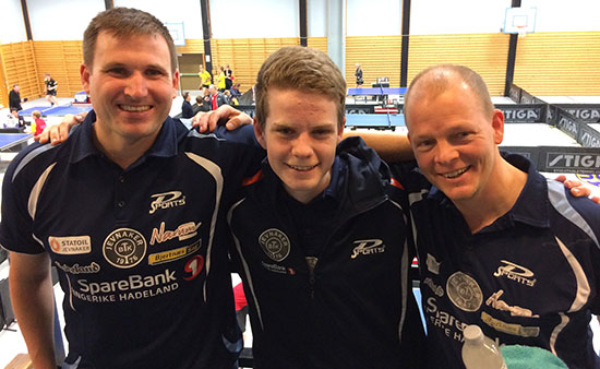 TIDLIG UTE: Daniel, Terje og Olof var tidlig på'n i Høyenhallen i dag. (FOTO: Pia-H. Fagerslett)