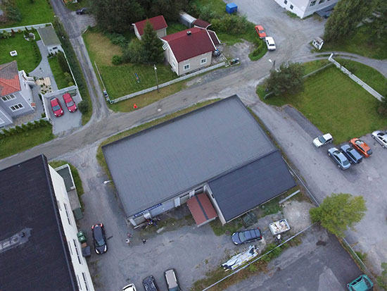 LITT NÆRMERE: Hallen dominerer mer i omgivelsene når man kommer tettere på. (Foto: Kenneth H. Ødegård)