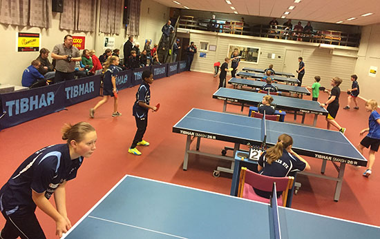 ACTION: Folksomt og fartsfylt i Jevnaker Bordtennishall.