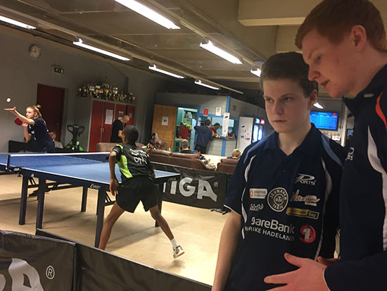 GODE RÅD: Daniel F. Grefsrud coaches av Kenneth H. Ødegård. Innsatsen til Daniel var forbilledlig i dag!