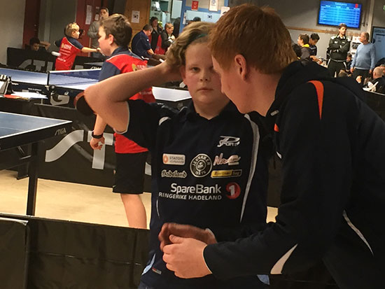 KVARTFINALIST: Kevin Svendsbråten fikk kjørt seg i mange kamper, men imponerte og lærte helt sikkert mye på vei til kvarten i G13 rekrutt. Her med coach Kenneth.