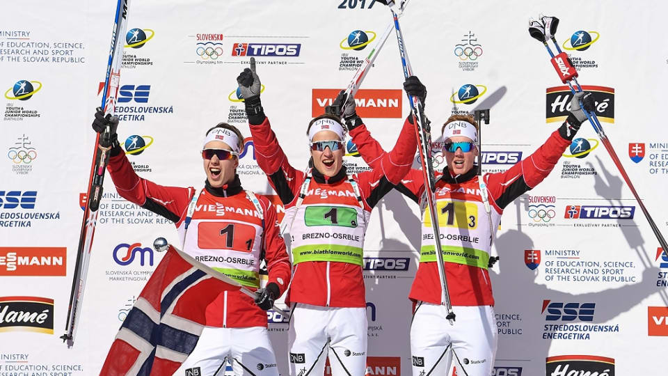 GULLTRIOEN: Vebjørn Sørum flankert av lagkameratene Jørgen B. Krogsæter og Sivert G. Bakken. (Foto: www.biathlonworld.com)