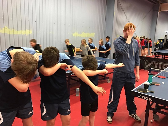 DABBING! Eivind (f.v.), Jonas og Amund "dabber" og Kenneth ser oppgitt ut. På oppfordring fra fotografen. (Foto: Jonas Flåøien)