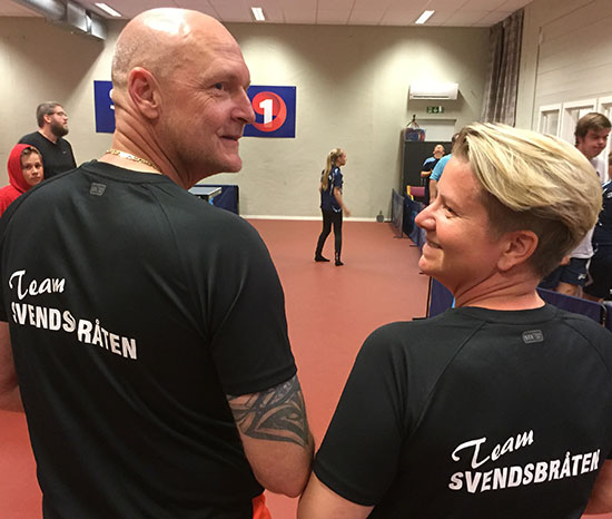 TEAM SVENDSBRÅTEN: Leif-Harald og Linda med proffe drakter.