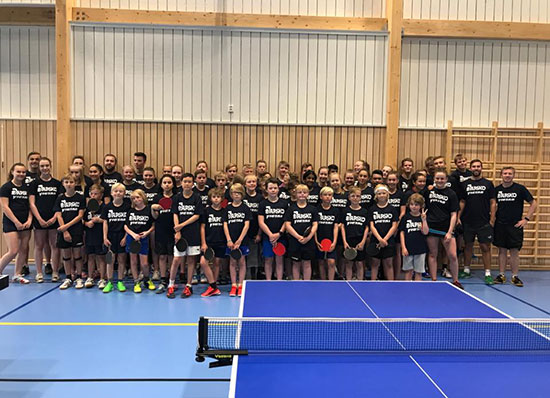 HELE GJENGEN: Ca. 50 unge utøvere deltar på på Nordic Table Tennis Summer Camp. (Foto: NTTSC)