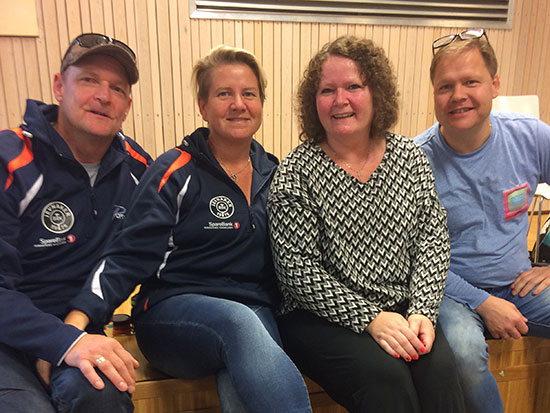 SUPPORTERE: Leif-Harald, Linda, Pia-Helen og Pål støttet JBTK-utøverne på Fornebu.